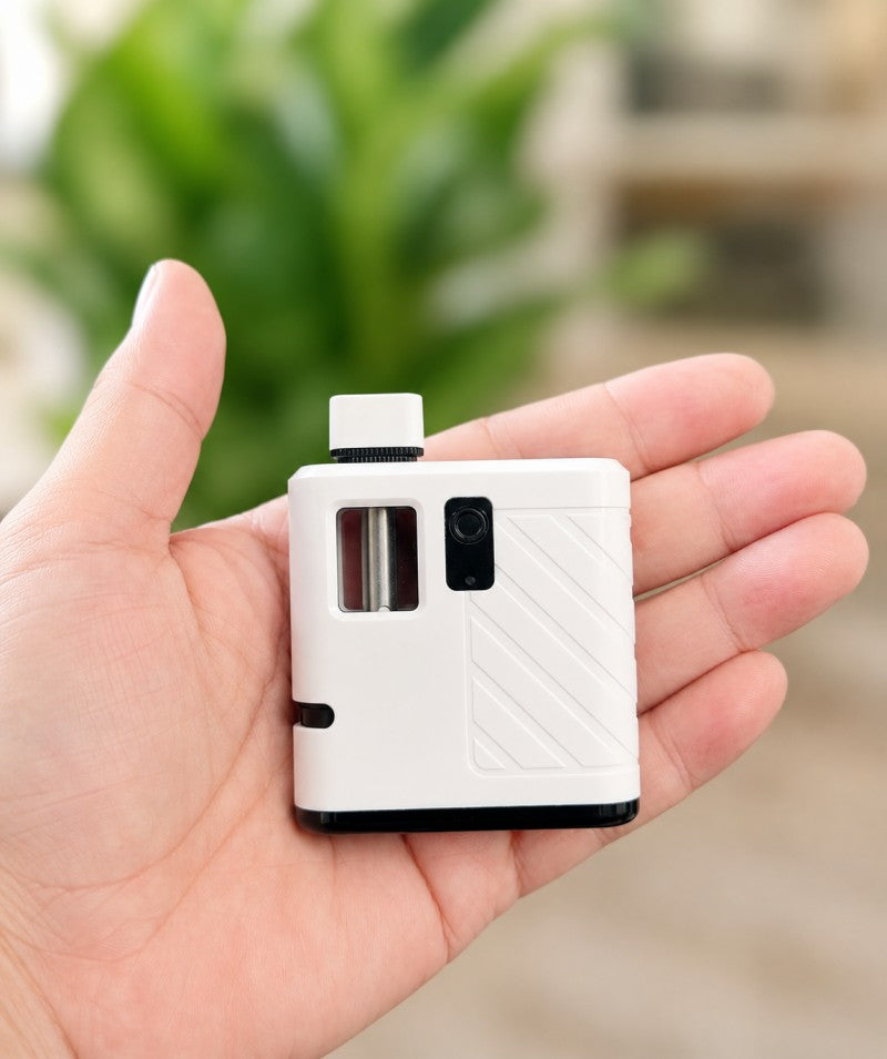 D014 2 gram disposable vape hardware with square design and hold in hand